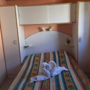 © Chambre 2 personnes - <em>DR Les Jardins du Castel</em>